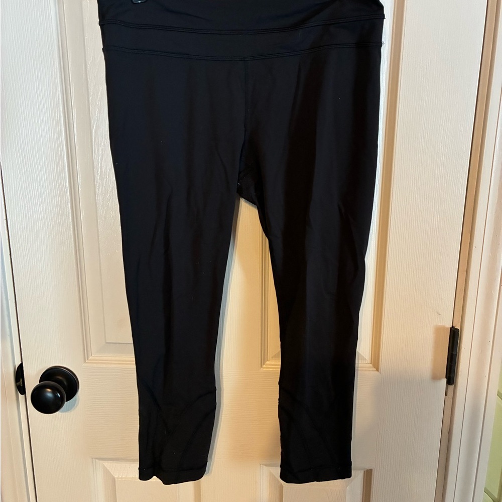 Lululemon Women’s Size 8 Black Cropped Leggings